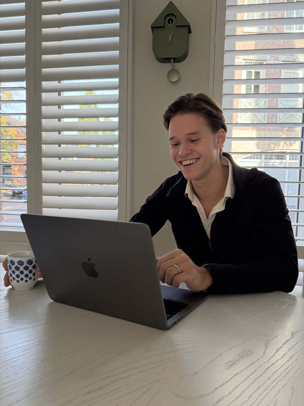 Mick Orthen aan tafel met zijn laptop